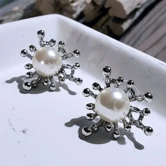 Abstract Art Silver Off White Starburst Glass Pearl Platinum Plate Stud Earrings - Picture 3 of 8